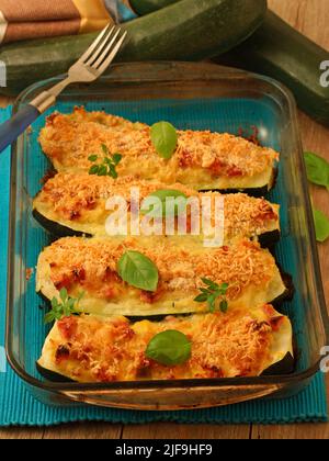 Courgettes cuites farcies au jambon et au fromage. Banque D'Images