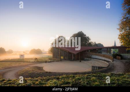 Brume matinale au centre d'accueil d'Edwinstowe, dans le Nottinghamshire. Sherwood Forest Visitor Centre, Edwinstowe, Royaume-Uni. Architecte: JDK Archi Banque D'Images