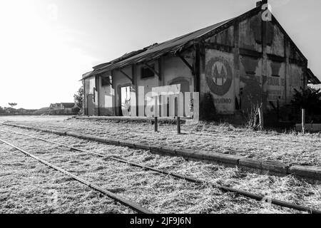 Vera Cruz, Sao Paulo, Brésil. Mai 22,2022. Hangar rustique dans une ancienne gare dans la ville de Vera Cruz, Etat de Sao Paulo, à côté des voies ferrées. Banque D'Images