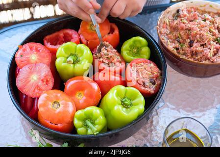 Cuisine grecque d'été, gemista. Tomates farcies et poivrons avec riz, oignon, viande hachée, cuits au four. Plats savoureux et légers. Banque D'Images