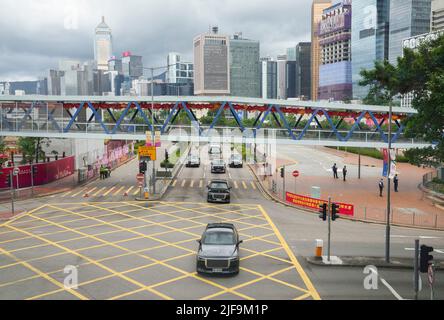 Hong Kong, Chine. 01st juillet 2022. Une voiture transportant le président chinois Xi Jinping se déplace au centre alors qu'il arrive pour célébrer le 25th anniversaire de la remise de Hong Kong de la Grande-Bretagne à la Chine qui aura lieu sur 1 juillet. 01JUL22 SCMP/Sam Tsang crédit : South China Morning Post/Alay Live News Banque D'Images