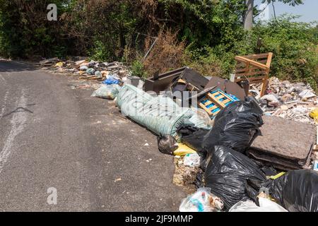 Tas de déchets domestiques déversés par le bord de la route sur l'Etna, Sicile, Italie. C'est une vue très commune dans les zones rurales Banque D'Images