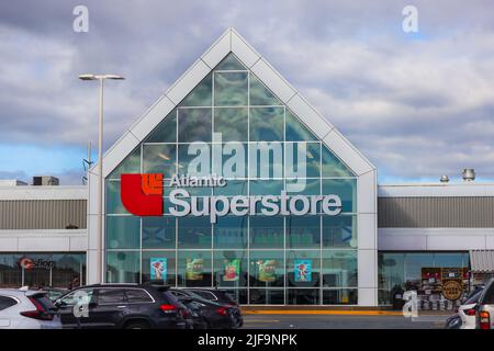 Avant du magasin Superstore Loblaws Atlantic. Chaîne canadienne de supermarchés un guichet pour les produits d'épicerie, électronique HALIFAX (NOUVELLE-ÉCOSSE) Canada JUIN 2022 Banque D'Images