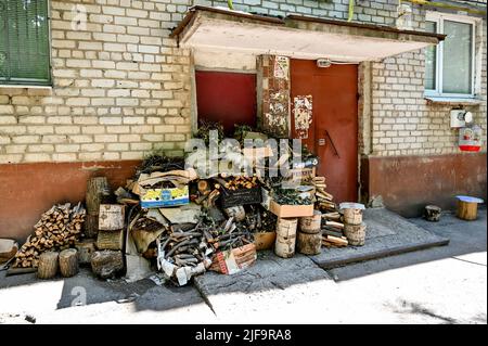 HuliaiIPOLE, UKRAINE - 29 JUIN 2022 - le bois de chauffage est empilé à l'extérieur d'un immeuble, Huliaipole, région de Zaporizhzhia, sud-est de l'Ukraine. Cette photo Banque D'Images