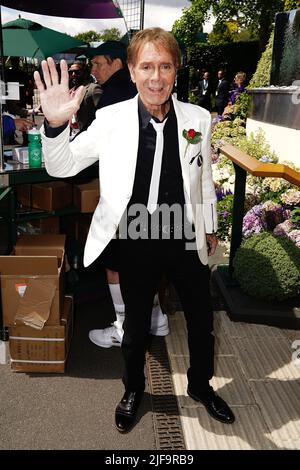 Sir Cliff Richard arrive au cours du cinquième jour des Championnats de Wimbledon 2022 au All England Lawn tennis and Croquet Club, Wimbledon. Date de la photo: Vendredi 1 juillet 2022. Banque D'Images