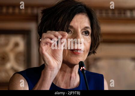 Berlin, Allemagne. 01st juillet 2022. Jutta Allmendinger, sociologue, prend la parole à la conférence de presse du Comité d'experts pour l'évaluation de la loi sur la protection des infections (IfSG). L'IfSG a présenté les résultats du rapport d'évaluation sur les mesures de protection Corona jusqu'à présent. Credit: Fabian Sommer/dpa/Alay Live News Banque D'Images