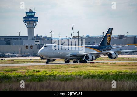 Aéroport de Cologne-Bonn, CGN, UPS cargo, Boeing 747 jumbo jet, à l'atterrissage, tour allemande de contrôle de la circulation aérienne, Cologne, NRW, Allemagne Banque D'Images