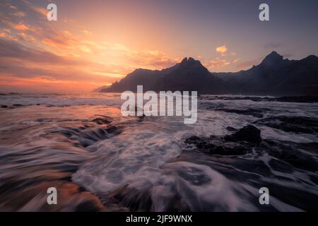 Paysage marin de Punta del Hidalgo au lever du soleil avec les montagnes d'Anaga en arrière-plan. La Laguna. Ténérife. Îles Canaries Banque D'Images