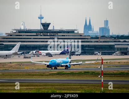 Aéroport de Cologne-Bonn, CGN, Amazon Prime Air Boeing 737 après l'atterrissage, tour allemande de contrôle de la circulation aérienne, bâtiment terminal, cathédrale de Cologne, Cologne, Banque D'Images