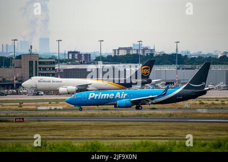 Aéroport de Cologne-Bonn, CGN, Amazon Prime Air Boeing 737 après l'atterrissage, tour allemande de contrôle de la circulation aérienne, bâtiment terminal, cathédrale de Cologne, Cologne, Banque D'Images