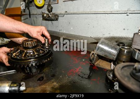 Réparation d'un roulement de la couronne de transmission d'une voiture Banque D'Images