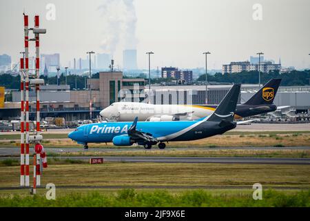 Aéroport de Cologne-Bonn, CGN, Amazon Prime Air Boeing 737 après l'atterrissage, tour allemande de contrôle de la circulation aérienne, bâtiment terminal, cathédrale de Cologne, Cologne, Banque D'Images