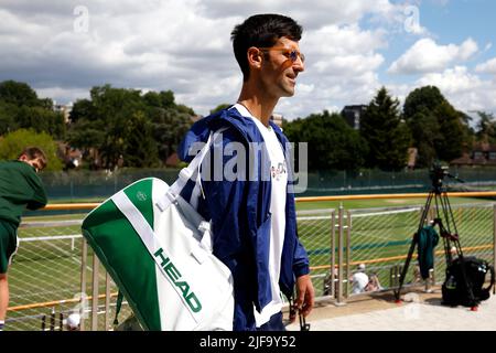 Le Novak Djokovic de Serbie arrive pour s'entraîner sur les terrains d'entraînement pendant le cinquième jour des Championnats de Wimbledon 2022 au All England Lawn tennis and Croquet Club, Wimbledon. Date de la photo: Vendredi 1 juillet 2022. Banque D'Images