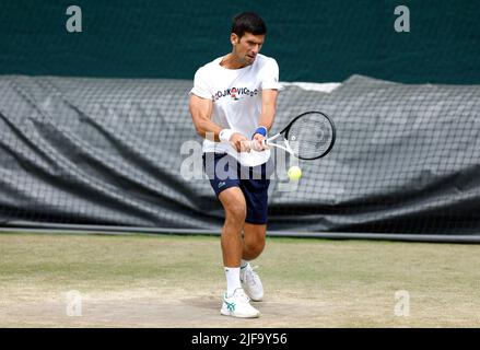 Novak Djokovic de Serbie s'entraînant sur les courts d'entraînement pendant le cinquième jour des Championnats de Wimbledon 2022 au All England Lawn tennis and Croquet Club, Wimbledon. Date de la photo: Vendredi 1 juillet 2022. Banque D'Images