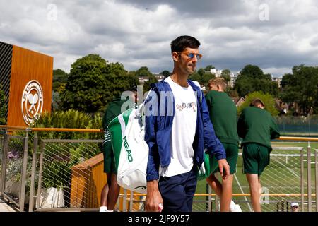 Le Novak Djokovic de Serbie arrive pour s'entraîner sur les terrains d'entraînement pendant le cinquième jour des Championnats de Wimbledon 2022 au All England Lawn tennis and Croquet Club, Wimbledon. Date de la photo: Vendredi 1 juillet 2022. Banque D'Images