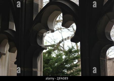 Gros plan sur une silhouette d'une arche à thème floral qui donne sur le jardin. Banque D'Images