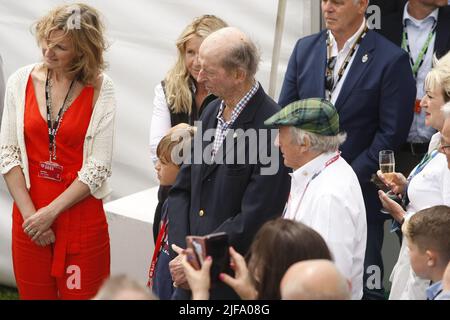 Silverstone, Northants, Royaume-Uni. 1st juillet 2022. Sir Jackie Stewart et HRH Duke of Kent regardent le dévoilement d'une statue à Sir Stirling Moss au chalet BRDC pendant la première journée de pratique pour le GRAND Prix britannique LENOVO FORMULA 1 crédit: Motofoto/Alay Live News Banque D'Images