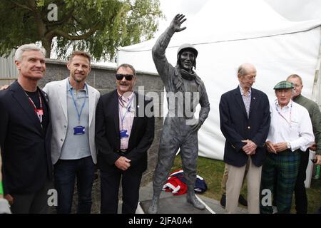 Silverstone, Northants, Royaume-Uni. 1st juillet 2022. David Coulthard, Jensen Button, Nigel Mansell HRH Duke of Kent, Damon Hill, Sir Jackie Stewart et Martin Brundle lors du dévoilement d'une statue à Sir Stirling Moss au Chalet BRDC lors de la première journée de pratique du GRAND Prix britannique LENOVO FORMULA 1 crédit: Motofoto/Alay Live News Banque D'Images