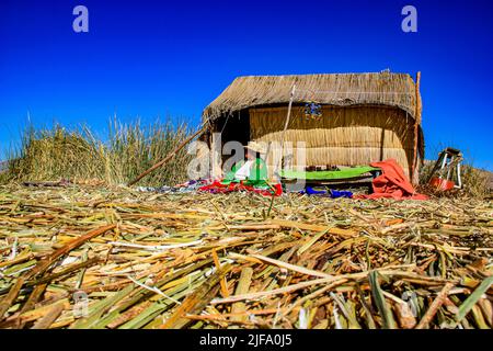 La vie sur l'Isla los Uros, les îles flottantes d'Uros personnes sur le lac Titicaca, près de Puno, Pérou Banque D'Images