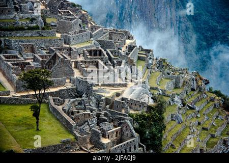 Site du patrimoine mondial de l'Machu Picchu au sommet d'une crête de montagne au-dessus de la Vallée Sacrée à l'intérieur de la forêt tropicale dans la cordillère des Andes au Pérou Banque D'Images