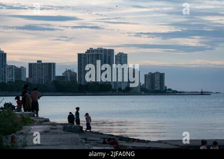 Chicago, États-Unis. 30th juin 2022. Les gens traînent sur le bord du lac lors d'une journée de 90 degrés à Chicago, Illinois, sur 30 juin 2022. (Photo de Max Herman/Sipa USA) crédit: SIPA USA/Alay Live News Banque D'Images