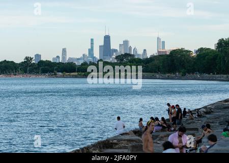 Les gens traînent sur le bord du lac lors d'une journée de 90 degrés à Chicago, Illinois, sur 30 juin 2022. (Photo de Max Herman/Sipa USA) Banque D'Images