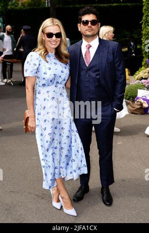 La chanteuse Katherine Jenkins (à gauche) et Andrew Levitas arrivent au cours du cinquième jour des Championnats de Wimbledon 2022 au All England Lawn tennis and Croquet Club, Wimbledon. Date de la photo: Vendredi 1 juillet 2022. Banque D'Images