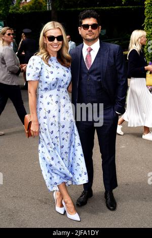 La chanteuse Katherine Jenkins (à gauche) et Andrew Levitas arrivent au cours du cinquième jour des Championnats de Wimbledon 2022 au All England Lawn tennis and Croquet Club, Wimbledon. Date de la photo: Vendredi 1 juillet 2022. Banque D'Images