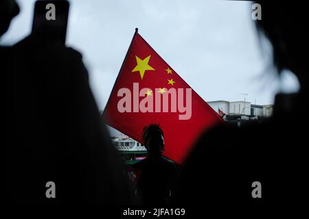 Hong Kong, Chine. 1st juillet 2022. Les supporters chinois tiennent les drapeaux de la République populaire de Chine se rassemblent sur le quai du Star Ferry et célèbrent le transfert de Hong Kong en Chine à l'anniversaire de 25th. Le président chinois Xi Jinping se rend dans la ville pour marquer le 25th anniversaire de la création de la région administrative spéciale de Hong Kong (HKSAR) de la République populaire de Chine. (Image de crédit : © Keith Tsuji/ZUMA Press Wire) Banque D'Images