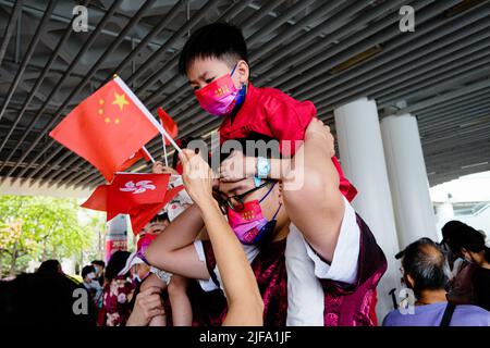 Hong Kong, Chine. 1st juillet 2022. Les supporters chinois tiennent les drapeaux de la République populaire de Chine se rassemblent sur le quai du Star Ferry et célèbrent le transfert de Hong Kong en Chine à l'anniversaire de 25th. Le président chinois Xi Jinping se rend dans la ville pour marquer le 25th anniversaire de la création de la région administrative spéciale de Hong Kong (HKSAR) de la République populaire de Chine. (Image de crédit : © Keith Tsuji/ZUMA Press Wire) Banque D'Images