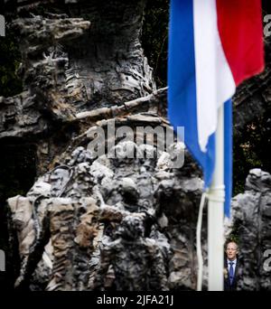 2022-07-01 13:57:23 AMSTERDAM - Klaas Knot, président de la Nederlandsche Bank, au Monument national de l'esclavage passé, pendant la commémoration nationale du passé de l'esclavage hollandais. Au 1 juillet 1863, l'esclavage a été aboli par la loi au Suriname et dans la partie du Royaume des Caraïbes. ANP KOEN VAN WEEL pays-bas - belgique sortie crédit: ANP/Alay Live News Banque D'Images