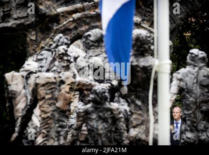 2022-07-01 13:57:59 AMSTERDAM - Klaas Knot, président de la Nederlandsche Bank, au Monument national de l'esclavage passé, pendant la commémoration nationale du passé de l'esclavage hollandais. Au 1 juillet 1863, l'esclavage a été aboli par la loi au Suriname et dans la partie du Royaume des Caraïbes. ANP KOEN VAN WEEL pays-bas - belgique sortie crédit: ANP/Alay Live News Banque D'Images