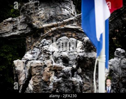 2022-07-01 13:57:23 AMSTERDAM - Klaas Knot, président de la Nederlandsche Bank, au Monument national de l'esclavage passé, pendant la commémoration nationale du passé de l'esclavage hollandais. Au 1 juillet 1863, l'esclavage a été aboli par la loi au Suriname et dans la partie du Royaume des Caraïbes. ANP KOEN VAN WEEL pays-bas - belgique sortie crédit: ANP/Alay Live News Banque D'Images