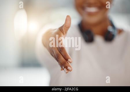 Gros plan sur une femme d'affaires afro-américaine qui se tient à la main pour saluer et accueillir avec poignée de main. Mise en réseau et réunion pour l'entrevue à Banque D'Images