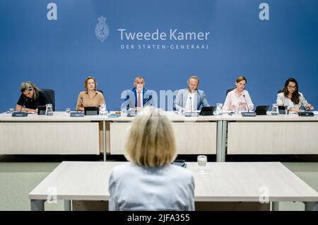 2022-07-01 13:56:24 LA HAYE - Annemarie Heite, victime des tremblements de terre à Groningen, dans la salle d'étude de la Chambre des représentants au cours de la cinquième journée des audiences publiques de la commission d'enquête parlementaire pour l'extraction du gaz naturel à Groningen. Le comité enquête sur les années de forage de gaz dans la province. ANP BART MAAT pays-bas hors - belgique hors Banque D'Images