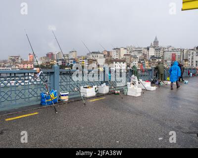 Pont de Galata à Istanbul avec des pêcheurs à la ligne le matin en hiver avec de la neige Banque D'Images