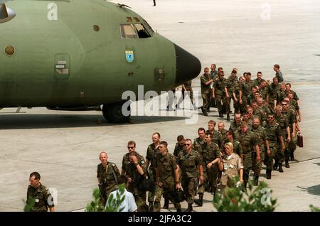 Bundeswehrsoldaten der Sanitätseinheit steigen aus einer deutschen Transall-Maschine, die soeben auf dem Flughafe gelandet ist. Eine rund 100 Mann starke Sanitätseinheit der Bundeswehr ist am 25.07.1995 von Deutschland nach Split in Kroatien verlegt worden. Die deutschen Soldaten Sollen dort gemeinsam mit französischen Einheiten ein Feldlazarett zur Unterstützung der Schnellen Eingreiftruppe in Bosnien aufbauen. Betrieben und Handel mit Waren, insbesonten und Verwaltungen. [dpabilderarchiv] Banque D'Images