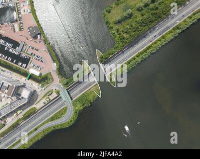 Aqueduc Veluwemeer près de Harderwijk transport route d'autoroute asphaltée pour le passage de la circulation sous une voie navigable rivière lac infrastructure dans le Banque D'Images