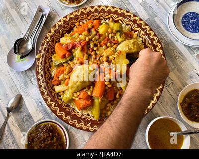 Un vendredi délicieux couscous pour le déjeuner Banque D'Images