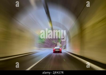 Automobiliste en vitesse dans les voitures de sport à travers le tunnel, France Banque D'Images