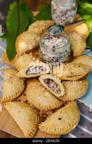 Cuisine souabe, copieuse Krapfen Kraepfle avec du sorrel commun (Rumex acetosa), des croissants remplis, une croûte courte généreuse, salée, hors du four, faire cuire au four Banque D'Images