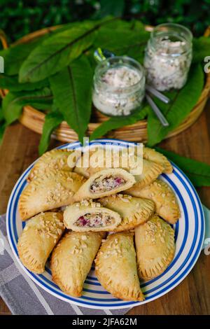 Cuisine souabe, copieuse Krapfen Kraepfle avec du sorrel commun (Rumex acetosa), des croissants remplis, copieuse, salée, à croûte courte, du four, cuire, pâtisserie Banque D'Images