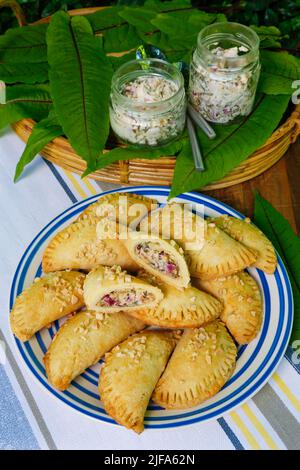 Cuisine souabe, copieuse Krapfen Kraepfle avec du sorrel commun (Rumex acetosa), des croissants remplis, copieuse, salée, à croûte courte, du four, cuire, pâtisserie Banque D'Images