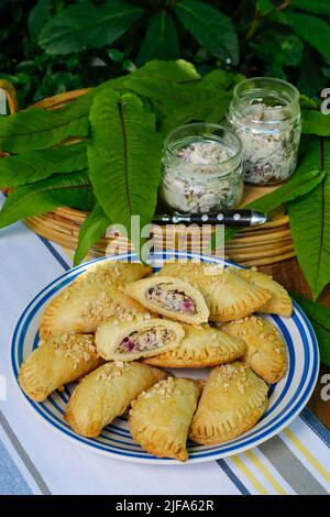 Cuisine souabe, copieuse Krapfen Kraepfle avec du sorrel commun (Rumex acetosa), des croissants remplis, copieuse, salée, à croûte courte, du four, cuire, pâtisserie Banque D'Images