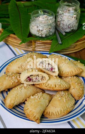 Cuisine souabe, copieuse Krapfen Kraepfle avec du sorrel commun (Rumex acetosa), des croissants remplis, copieuse, salée, à croûte courte, du four, cuire, pâtisserie Banque D'Images