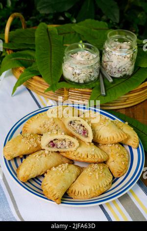 Cuisine souabe, copieuse Krapfen Kraepfle avec du sorrel commun (Rumex acetosa), des croissants remplis, copieuse, salée, à croûte courte, du four, cuire, pâtisserie Banque D'Images