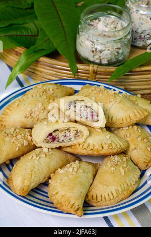 Cuisine souabe, copieuse Krapfen Kraepfle avec du sorrel commun (Rumex acetosa), des croissants remplis, copieuse, salée, à croûte courte, du four, cuire, pâtisserie Banque D'Images