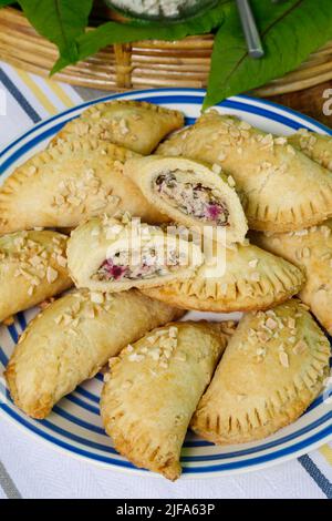 Cuisine souabe, copieuse Krapfen Kraepfle avec du sorrel commun (Rumex acetosa), des croissants remplis, copieuse, salée, à croûte courte, du four, cuire, pâtisserie Banque D'Images