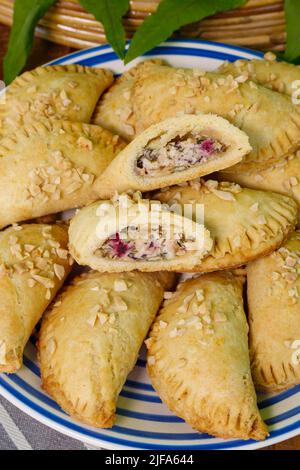 Cuisine souabe, copieuse Krapfen Kraepfle avec du sorrel commun (Rumex acetosa), des croissants remplis, copieuse, salée, à croûte courte, du four, cuire, pâtisserie Banque D'Images