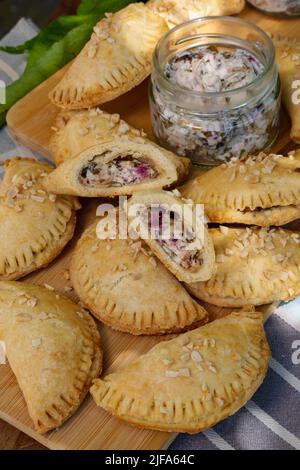 Cuisine souabe, Kraepfle Krapfen copieux avec sorrel, croissants fourrés, croquant salé, hors du four, cuire, pâtisserie, végétarien Banque D'Images